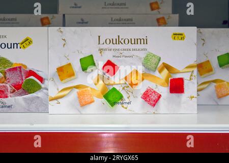 Kos, Grecia - 8 maggio 2023: Loukoumi - cubetti di gelatina greci dolci con sapori di rosa, limone e bergamotto Foto Stock