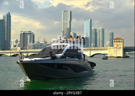 USA. FLORIDA. MIAMI. BARCA A VELA DI FRONTE AGLI EDIFICI DEL QUARTIERE DI EDGEWATER E DEL PONTE VENEZIANO. Foto Stock