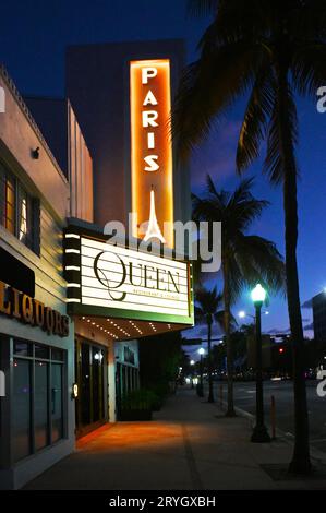 USA. FLORIDA. MIAMI. IL PANNELLO AL NEON DEL RISTORANTE QUEEN, EX TEATRO DI PARIGI, DI NOTTE. Foto Stock