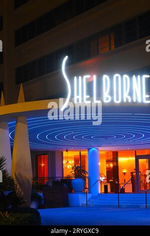 USA. FLORIDA. MIAMI. IL PANNELLO AL NEON DELL'HOTEL SHELBORNE DI NOTTE. Foto Stock