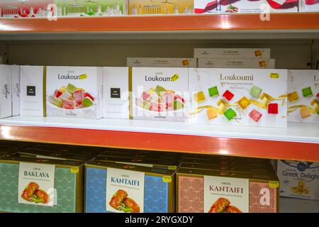 Kos, Grecia - 8 maggio 2023: Loukoumi - cubetti di gelatina greci dolci con sapori di rosa, limone e bergamotto Foto Stock