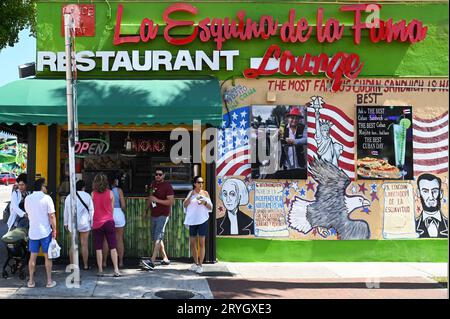 USA. FLORIDA. MIAMI. QUARTIERE DI LITTLE HAVANA. STREET FOOD ALL'ESQUINA DE LA FAMA IN CALLE OCHO. Foto Stock