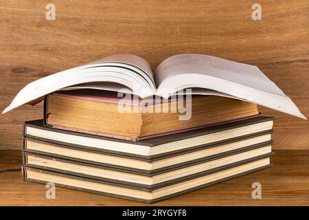 Pila di libri su un tavolo di legno. Foto Stock