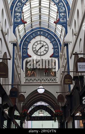 L'orologio Ivanhoe si trova all'estremità ovest di Thornton's Arcade, Leeds Foto Stock