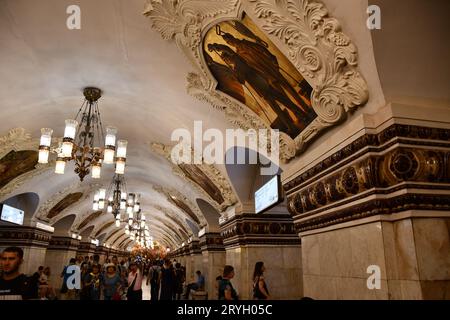 Dipinti, stucchi e lampadari sul soffitto di una stazione della metropolitana a Mosca, Russia Foto Stock