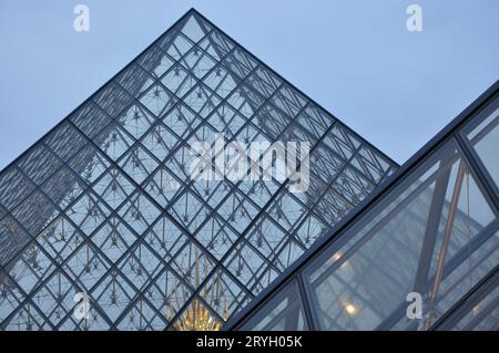 Vista ravvicinata della piramide di vetro nel cortile del Louvre a Parigi, Francia Foto Stock