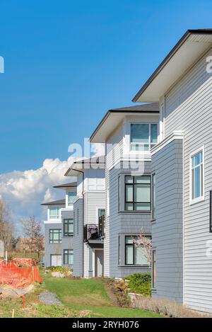 Nuovissime case residenziali su sfondo blu cielo Foto Stock