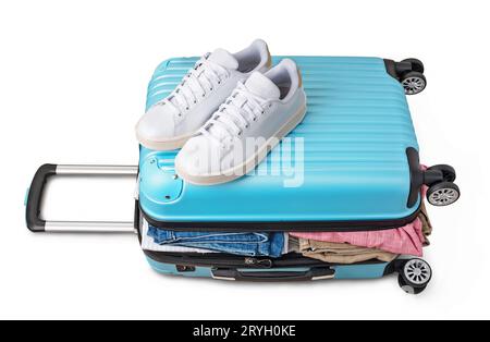 Valigia aperta con diversi abiti e accessori uomo sul divano Foto stock -  Alamy