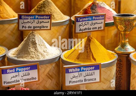 Varietà di spezie arabe nel tradizionale mercato delle spezie di Dubai Foto Stock