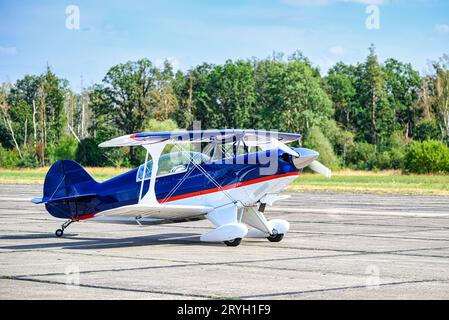 Aereo sportivo su un vecchio campo di aviazione russo Foto Stock