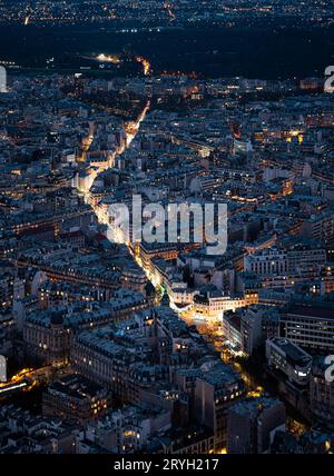 Vista notturna dalla Torre Eiffel verso il Bois de boulogne e il musée Marmottan, Parigi, Francia, Europa Foto Stock