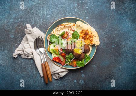 Pasto arabo mediorientale con falafel fritto, hummus, insalata di verdure, pita pane Foto Stock