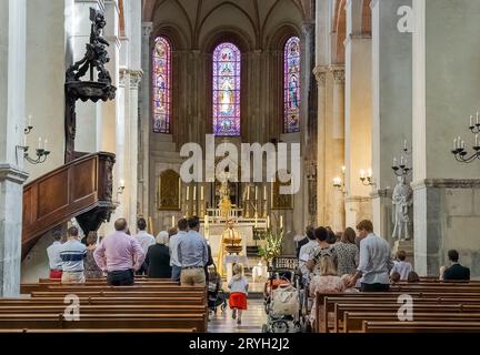 Le famiglie cattoliche si riuniscono nella cattedrale di Notre-Dame de Grenoble per un battesimo collettivo dei loro bambini piccoli. Foto Stock