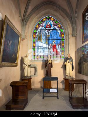 Una vetrata colorata e una cappella nella cattedrale di Grenoble, in Francia, che rappresenta il "Cardinale delle montagne". Il cardinale Etienne le Camus era in dispu Foto Stock