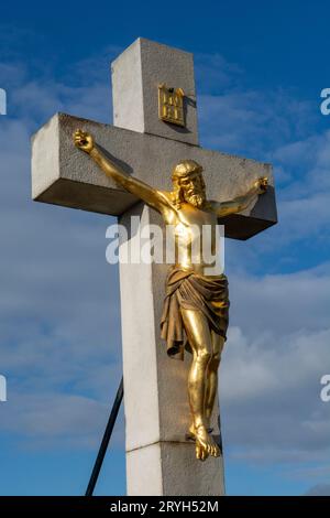 Crocifisso d'oro Gesù Cristo sulla croce. Primo piano. Dettaglio. Nitra Calvario. Slovacchia. Foto Stock