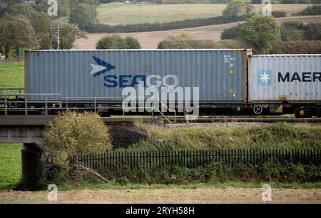 Container Seago su un treno freightliner, Northamptonshire, Regno Unito Foto Stock