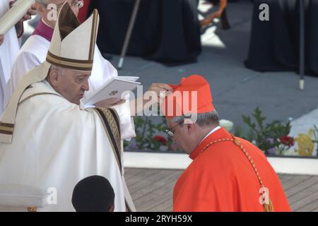 Città del Vaticano, Vaticano, 30 settembre 2023. Papa Francesco nomina nuovo cardinale Angelo Sixto Rossi, durante il Concistoro pubblico ordinario per la creazione del nuovo cardinale a San Piazza San Pietro il 30 settembre 2023 nella città del Vaticano. Papa Francesco tiene un concistoro per la creazione di 21 nuovi cardinali, il concistoro cade prima dell'inizio del Sinodo sulla Sinodalità, che si svolgerà in ottobre. Maria Grazia Picciarella/Alamy Live News Foto Stock