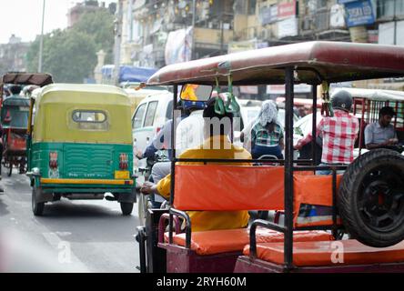 Ingorgo del traffico con tuk tuk taxi in strada. Nuova delhi India. Trasporto tradizionale Foto Stock