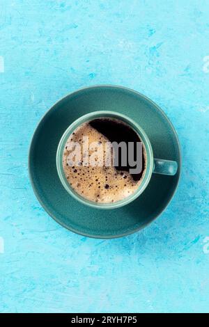 Tazza di caffè, shot superiore su sfondo blu, bevanda espresso Foto Stock