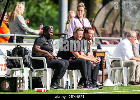 Enschede, Paesi Bassi. 1 ottobre 2023. Enschede - Feyenoord V1, Teammanager Jonara Bernardina, Feyenoord V1 assistente allenatore Sandra van Tol, Head Coach Jessica Torny del Feyenoord V1 durante la partita tra FC Twente V1 e Feyenoord V1 allo Sportpark Schreurserve il 1 ottobre 2023 a Enschede, Paesi Bassi. Credito: Immagini da Box a Box/Alamy Live News Foto Stock