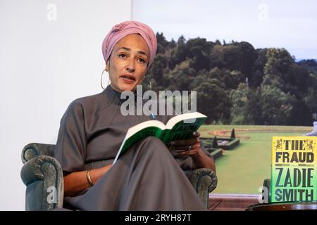 Zadie Smith, romanziere inglese, romanzo di debutto, "White Teeth", fotografato al Cliveden Literary Festival, Berkshire, Inghilterra, Regno Unito 30 settembre 2023 Foto Stock