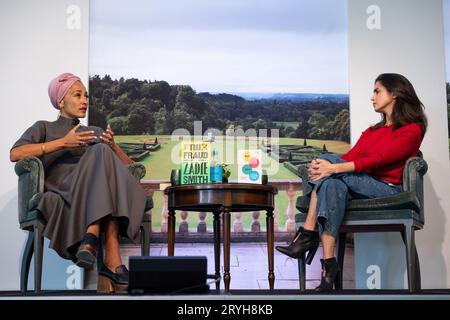 Zadie Smith, romanziere inglese, romanzo di debutto, "White Teeth", intervistato da Nerve Emre al Clivden Literary Festival, Berkshire, Inghilterra, Regno Unito Foto Stock