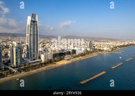 Vista aerea drone della zona costiera della città di Limassol a Cipro Europa Foto Stock