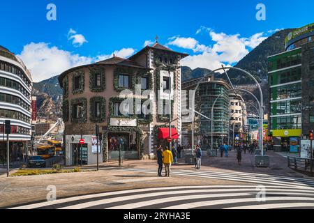 Gente che fa shopping duty free, strada con negozi moderni e ristoranti ad Andorra Foto Stock