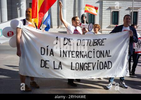 Diverse persone partecipano alla marcia della giornata internazionale della longevità, con il motto "marcia per la vita" davanti al Congresso dei deputati, o Foto Stock