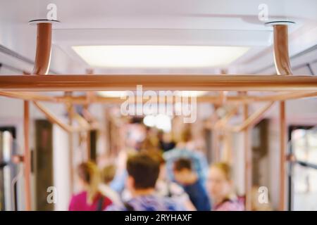 Immagine sfocata di persone all'interno del treno. Sfondo astratto sfocato con bokeh. Foto Stock