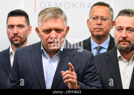 Bratislava, Slovacchia. 1 ottobre 2023. Robert Fico (2° da sinistra), presidente del partito vincitore Smer-SD, tiene la conferenza stampa sui risultati delle elezioni dopo le elezioni parlamentari anticipate a Bratislava, in Slovacchia, il 1° ottobre 2023. Nella foto si vedono i vicepresidenti L-R Richard Takac, Ladislav Kamenicky e Lubos Blaha. Credito: Ondrej Deml/CTK Photo/Alamy Live News Foto Stock