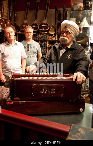 Suonatore di fisarmonica professionista, Indian Music Shop, Southall, Londra, Regno Unito Foto Stock