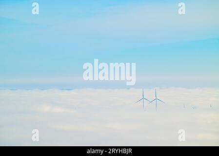 Vista panoramica degli alberi autunnali nella zona della diga di Okertalsperre nei monti Harz, Germania Foto Stock