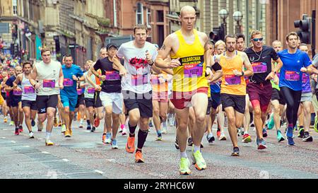 Glasgow, Scozia, Regno Unito. 1 ottobre 2023. La Great Scottish Run parte da George Square con una grande folla e un numero enorme di partecipanti. Credit Gerard Ferry/Alamy Live News Foto Stock