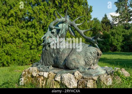 Topolcianky, Slovacchia - 10 giugno 2022: La statua in bronzo di un cervo morente di Alois Strobl. Topolcianky. Slovacchia. Foto Stock