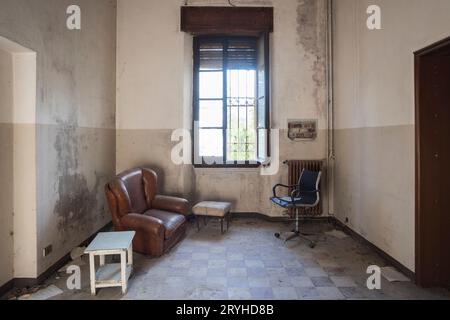 Una vecchia finestra di legno rotta Foto Stock