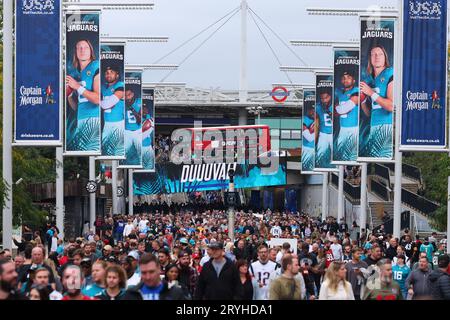 Wembley Stadium, Londra, Regno Unito. 1 ottobre 2023. NFL UK Football, Atlanta Falcons contro Jacksonville Jaguars; i tifosi della NFL escono dalla stazione di Wembley Park credito: Action Plus Sports/Alamy Live News Foto Stock