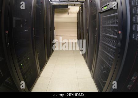 Il data center è dotato di hardware avanzato per server APC cabinet - Mosca, Russia, 15 gennaio 2022 Foto Stock