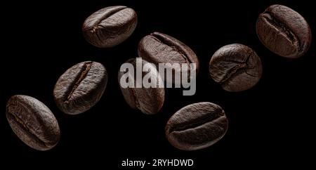 I chicchi di caffè cadenti sono isolati su sfondo nero Foto Stock