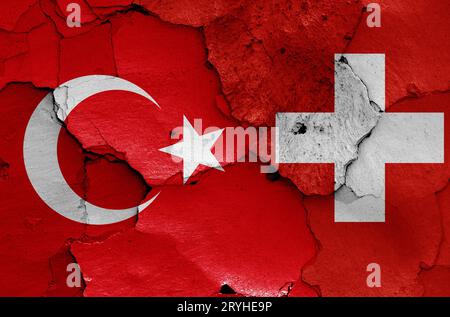 Bandiere di Turchia e Svizzera dipinte su un muro incrinato Foto Stock