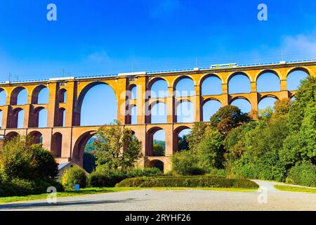 Il treno passa sopra il ponte. Foto Stock