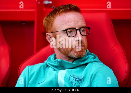 Il direttore di Brentford, Ben Ryan, prima della partita di Premier League al City Ground, Nottingham. Data immagine: Domenica 1 ottobre 2023. Foto Stock