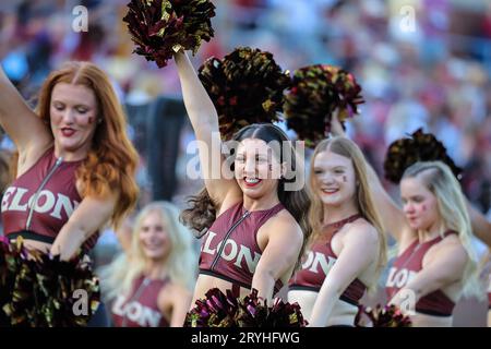 30 settembre 2023: Elon cheerleaders. Partita di football NCAA tra la William Mary University e la Elon University, al Rhodes Stadium, Elon, North Carolina. David Beach/CSM Foto Stock