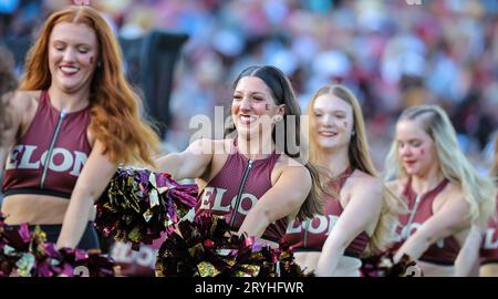 30 settembre 2023: Elon cheerleaders. Partita di football NCAA tra la William Mary University e la Elon University, al Rhodes Stadium, Elon, North Carolina. David Beach/CSM Foto Stock