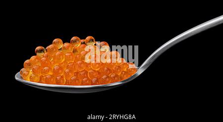 Caviale rosso su cucchiaio per sushi isolato su fondo nero Foto Stock