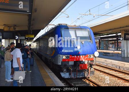 Pisa, Italia. 18 settembre 2023. Treno in Italia dotato di punti di ricarica per biciclette elettriche. Foto di alta qualità Foto Stock