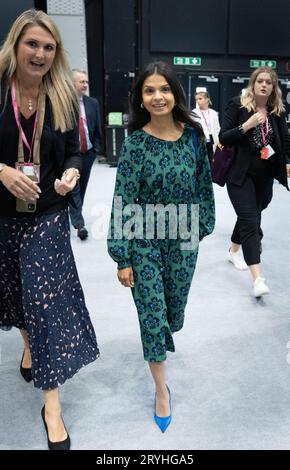 Akshata Murty, moglie del primo ministro, Rishi Sunak visita gli stand espositivi il primo giorno della conferenza annuale del Partito Conservatore a Manchester. Data immagine: Domenica 1 ottobre 2023. Foto Stock