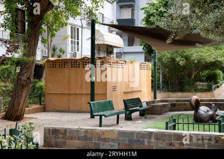 Sukkah in legno in un cortile di un edificio residenziale nella città israeliana Rishon Lezion durante la vacanza ebraica Sukkot Foto Stock