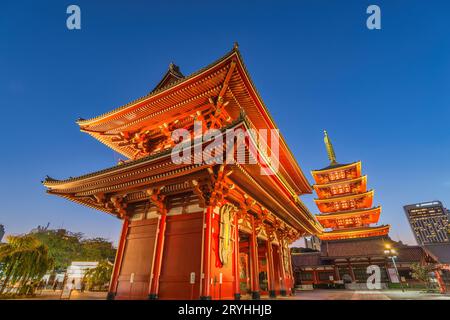 Tokyo, Giappone - 26 ottobre 2017: Skyline notturno della città e passeggiata turistica al Tempio di Asakusa (senso-Ji Foto Stock