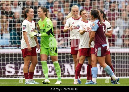 Maya le Tissier (a sinistra) del Manchester United e Lucy Staniforth dell'Aston Villa vengono separate dopo il flare dei tempers durante il Barclays Women's Super League match a Villa Park, Birmingham. Data immagine: Domenica 1 ottobre 2023. Foto Stock